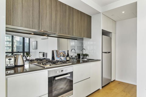 Contemporary Luxury With Views At Maya Waterfront - Accommodation Great Ocean Road 2