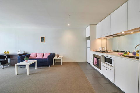 Convenient & Modern 1 Bed Apartment Docklands - Accommodation Great Ocean Road 3