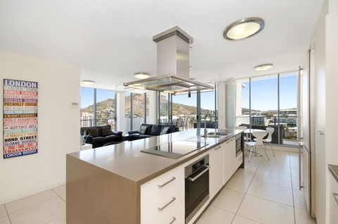 Direct Hotels - Dalgety Apartments - Accommodation Great Ocean Road 1