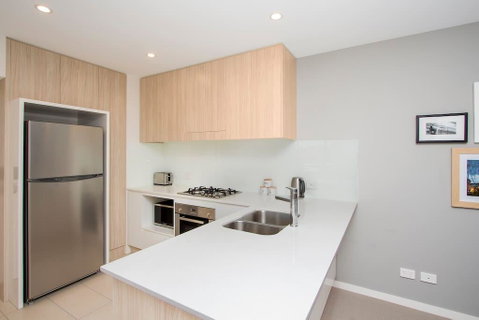 Elite Elegance 2BR@Hamilton APT With Parking - Accommodation Great Ocean Road 1