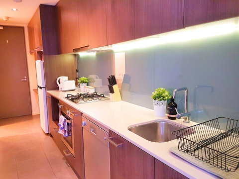 FITZROY FANTASTIC 1BR APT With FREE WINE, NETFLIX, WIFI, Close To TRAMS, COLES - Accommodation Great Ocean Road 2