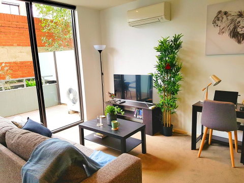 FITZROY FANTASTIC 1BR APT With FREE WINE, NETFLIX, WIFI, Close To TRAMS, COLES - Accommodation Great Ocean Road 0
