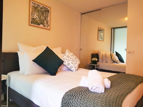 FITZROY FANTASTIC 1BR APT With FREE WINE, NETFLIX, WIFI, Close To TRAMS, COLES - Accommodation Great Ocean Road 1