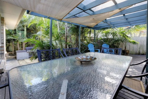 FRANGIPANI BEACH HOUSE - PET FRIENDLY 22 Belbourie Cres Boomerang Beach - Accommodation Great Ocean Road 2
