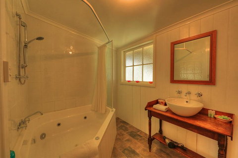 Grace's Spa Cottage - Accommodation Great Ocean Road 3