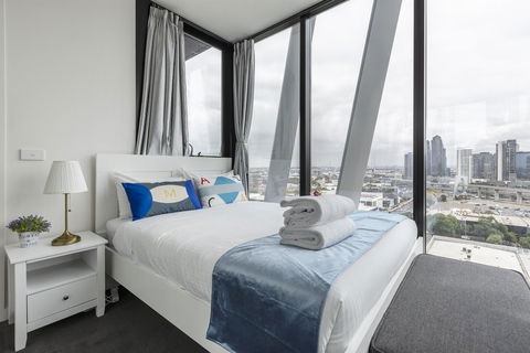 Gravity DefyingLight Filled ApartmentBay To City ViewsRooftop DeckHot TubNetflix - Accommodation Great Ocean Road 1