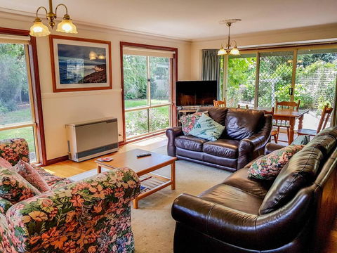 GUMS & ROSES - Family Home In The Heart Of Town. - Accommodation Great Ocean Road 0