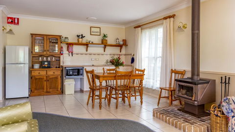 Honeysuckle Cottages - Accommodation Great Ocean Road 2