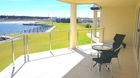 Island Waterfront Getaway - WiFi - Accommodation Great Ocean Road 0
