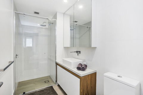 KOZYGURU FORTITUDE VALLEY 2 BED DESIGNER APT + FREE PARKING QFV179-803 - Accommodation Great Ocean Road 2