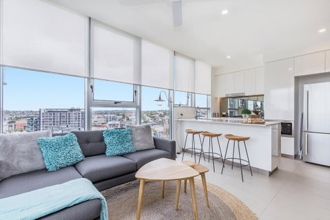 KOZYGURU NEWSTEAD DESIGNER 2 BED APT FREE PARKING POOL + GYM QNE088 - Accommodation Great Ocean Road 0