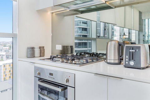 KOZYGURU NEWSTEAD DESIGNER 2 BED APT FREE PARKING POOL + GYM QNE088 - Accommodation Great Ocean Road 1