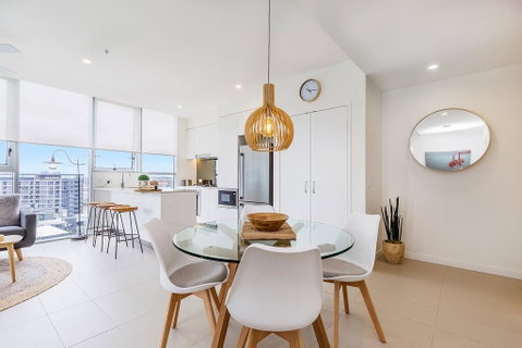 KOZYGURU NEWSTEAD DESIGNER 2 BED APT FREE PARKING POOL + GYM QNE088 - Accommodation Great Ocean Road 3