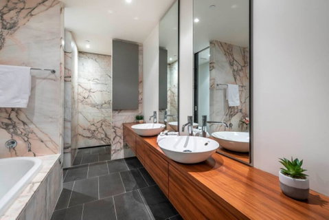 Lake Views, Central CBD Location//FREE WIFI+NETFLIX - Accommodation Great Ocean Road 3