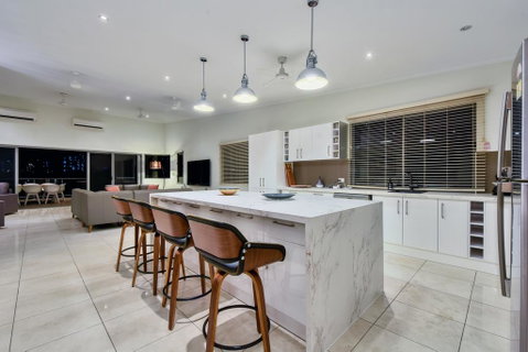 Luxury Darwin City Lights Jacuzzi Central Location Large House New Furnishings - Accommodation Great Ocean Road 2