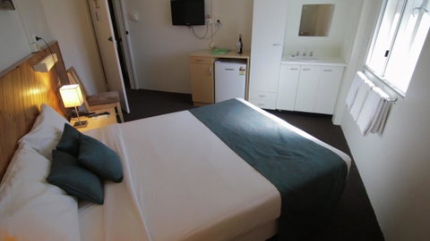 Manly Hotel - Accommodation Great Ocean Road 3