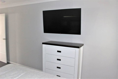 Michael's Place: Brand New Unit Close To Uni & CBD - Accommodation Great Ocean Road 3