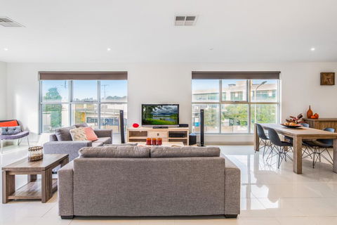 Modern Unit With Balconies Near Melbourne Airport - Accommodation Great Ocean Road 0