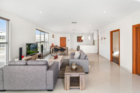 Modern Unit With Balconies Near Melbourne Airport - Accommodation Great Ocean Road 2