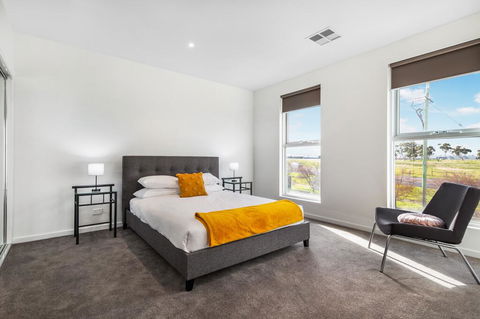 Modern Unit With Balconies Near Melbourne Airport - Accommodation Great Ocean Road 1