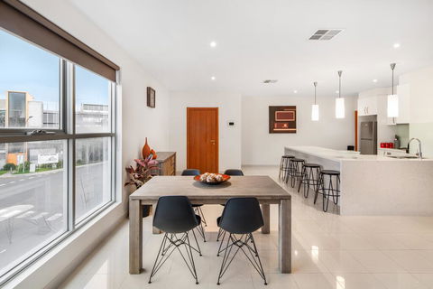 Modern Unit With Balconies Near Melbourne Airport - Accommodation Great Ocean Road 3