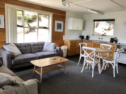 BINALONG BEACH COTTAGE Beachfront At Bay Of Fires Next To Restaurant - Accommodation Great Ocean Road 2