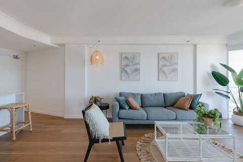 NEW Beautiful 1 Bedroom Beach Views Broadbeach - Accommodation Great Ocean Road 1