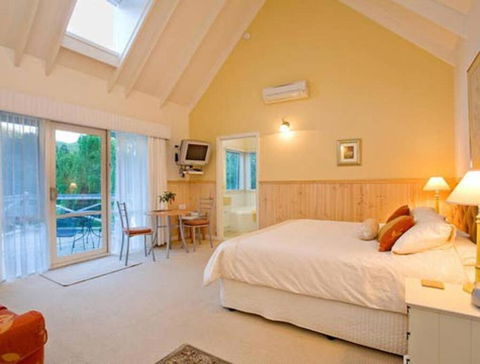 PLUM TREE STUDIO - Couples Lakeside Spa Retreat - Accommodation Great Ocean Road 0