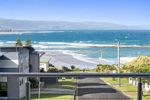 SEA SPECTACULAR - Seconds From The Beach! - Accommodation Great Ocean Road 0