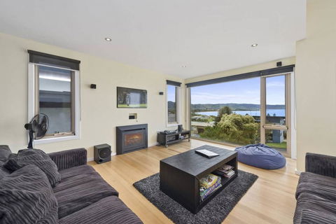 SEA SPECTACULAR - Seconds From The Beach! - Accommodation Great Ocean Road 2