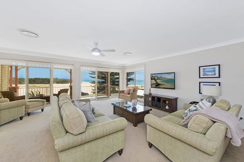 SEASCAPE - An Enticing Lakeside Escape - Accommodation Great Ocean Road 1