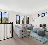 Spacious 4-Bed House with Parking and Backyard