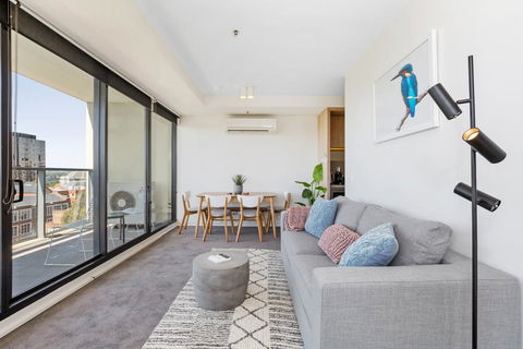 Spacious And Sunny Modern Apartment With City View - Accommodation Great Ocean Road 1