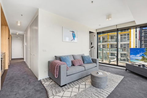Spacious And Sunny Modern Apartment With City View - Accommodation Great Ocean Road 2