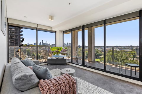 Spacious And Sunny Modern Apartment With City View - Accommodation Great Ocean Road 0
