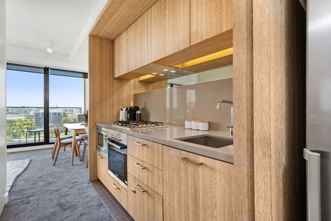 Spacious And Sunny Modern Apartment With City View - Accommodation Great Ocean Road 3