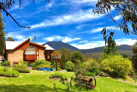 STUNNING HOME WITH AMAZING VIEWS - Just 20 Mins To The City And Only 10 To MONA! - Accommodation Great Ocean Road 1