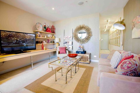 Stylish 1 Bedroom Apartment Amazing City Views - Accommodation Great Ocean Road 2