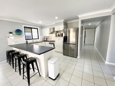 STYLISH RESIDENCE, LARGE PRIVATE YARD - CLOSE TO DREAMWORLD - Accommodation Great Ocean Road 3