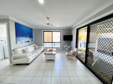 STYLISH RESIDENCE, LARGE PRIVATE YARD - CLOSE TO DREAMWORLD - Accommodation Great Ocean Road 0