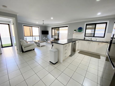 STYLISH RESIDENCE, LARGE PRIVATE YARD - CLOSE TO DREAMWORLD - Accommodation Great Ocean Road 2