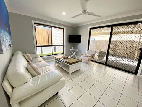 STYLISH RESIDENCE, LARGE PRIVATE YARD - CLOSE TO DREAMWORLD - Accommodation Great Ocean Road 1