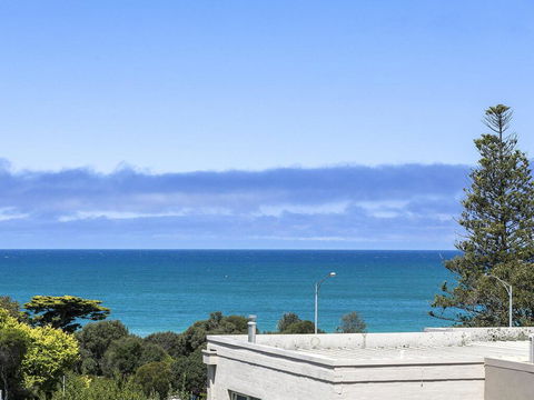 SURF CENTRAL - Wifi, Double Garage & Smack Bang In The Middle Of Town - Accommodation Great Ocean Road 3