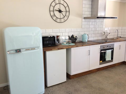 TAKURA HEIGHTS Modern Country Apartment With Pool Access - Accommodation Great Ocean Road 3