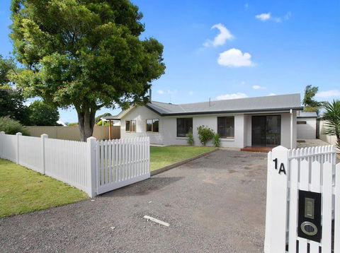 THE ASHMAN HOUSE - Modern And Close To Town - Accommodation Great Ocean Road 0