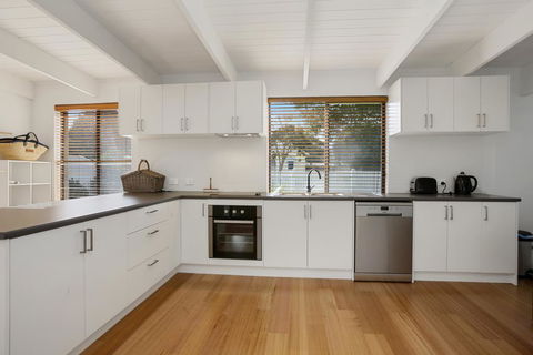 THE ASHMAN HOUSE - Modern And Close To Town - Accommodation Great Ocean Road 2