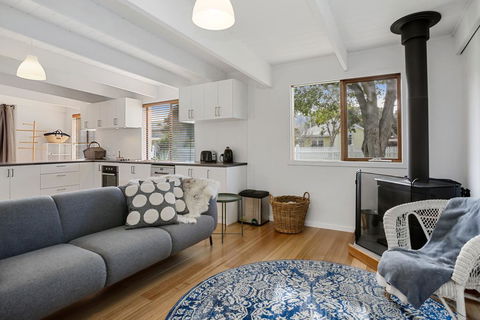 THE ASHMAN HOUSE - Modern And Close To Town - Accommodation Great Ocean Road 1