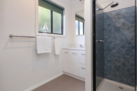 KINGFISHER COTTAGE Beachfront At The Binalong Bay - Accommodation Great Ocean Road 2