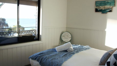 KINGFISHER COTTAGE Beachfront At The Binalong Bay - Accommodation Great Ocean Road 11