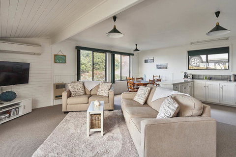 KINGFISHER COTTAGE Beachfront At The Binalong Bay - Accommodation Great Ocean Road 4